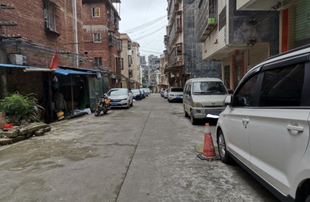 車停家門口 占道阻通行