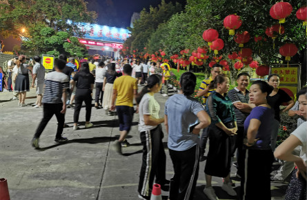 兩萬多市民登高迎佳節