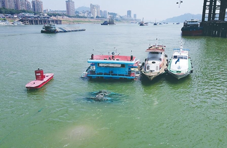貨船觸礁擱淺后沉沒 事發西江四橋水域
