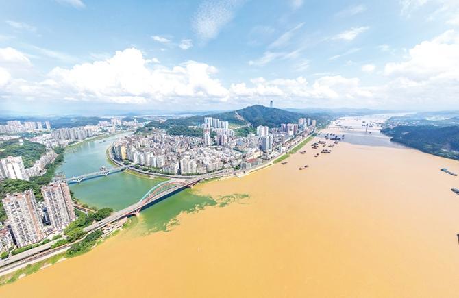 兩江交匯 現鴛鴦奇觀