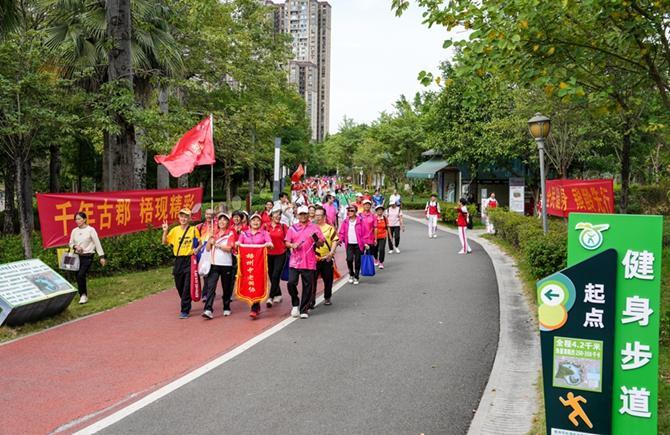 銀齡展風采健步強體魄
